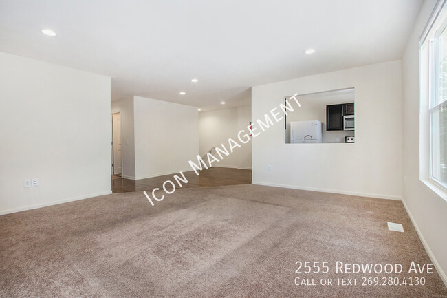 Building Photo - 2555 Redwood Ave