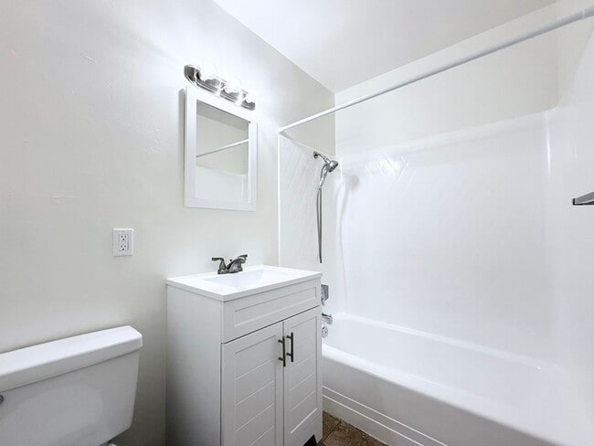 Building Photo - Single Level Duplex!