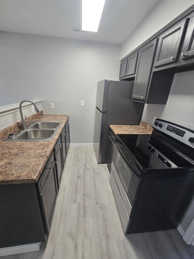 Building Photo - 2 Bedroom , 1 Bathroom Apartment!