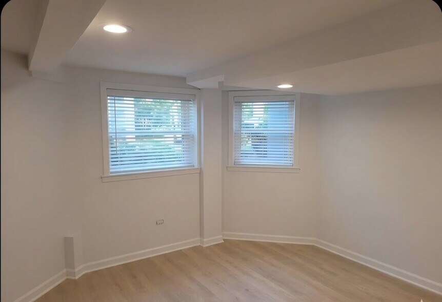 Building Photo - 5453 W Giddings St