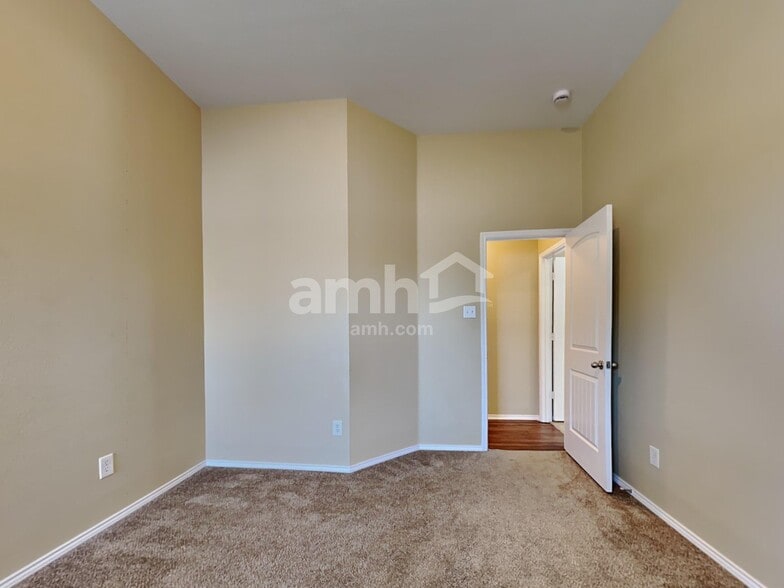 Building Photo - 704 Rolling Hills Ln