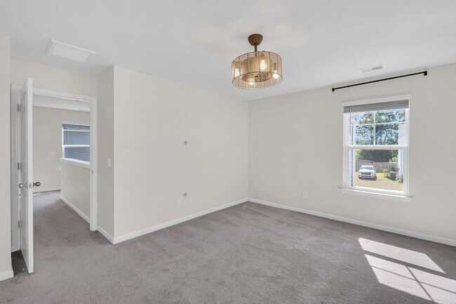 Building Photo - 4 Bedroom 3 Bath Home Located in Shell Pointe at Cobblestone Village in Summerville!