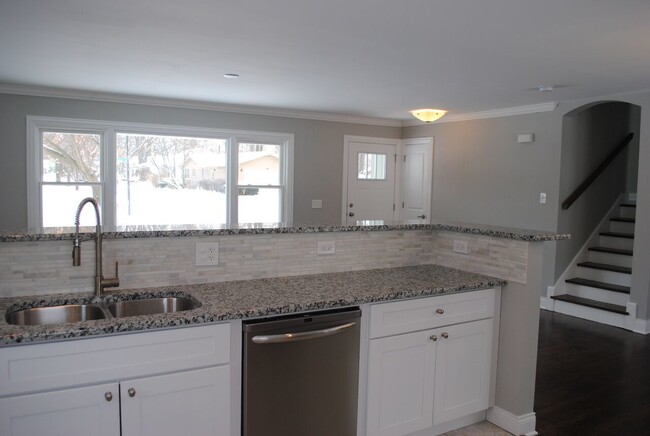 Building Photo - 39 Elmwood Dr