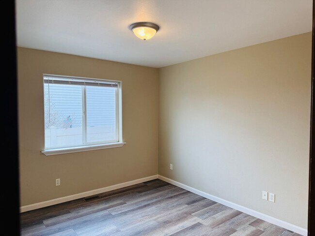 Building Photo - 523 Yellowstone Ave