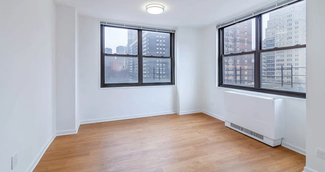 Building Photo - 242 E 26th St