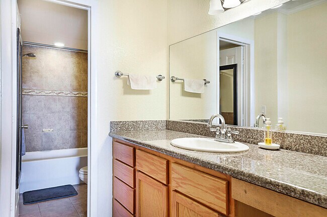 Building Photo - 725 Hummingbird Way