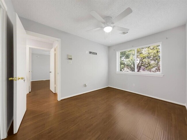 Building Photo - 12406 Sarti St