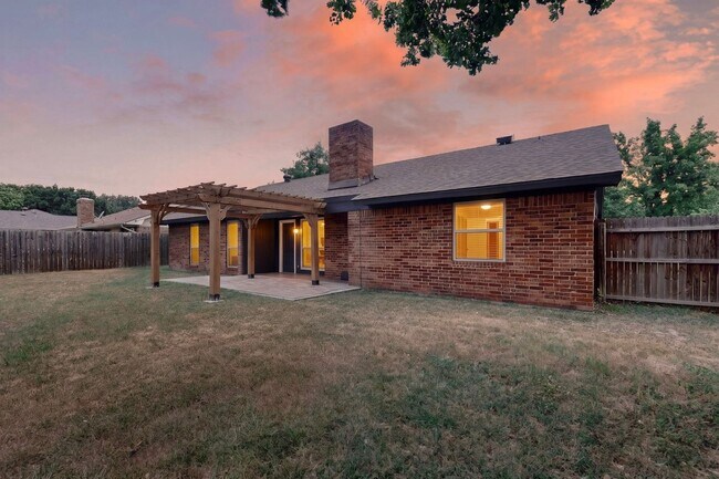 Building Photo - Newly Renovated Home In Grapevine Ready To Be Yours!!!!