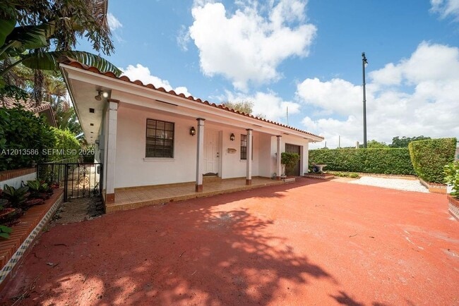 Building Photo - 1550 S Greenway Dr