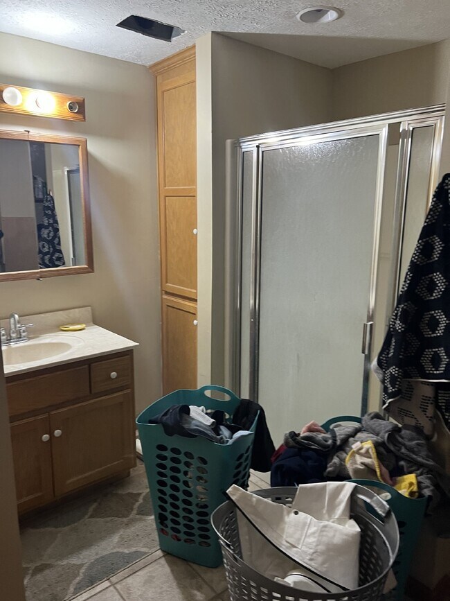 Building Photo - Spacious 3 Bdrm/2.5 Bath End Unit Townhome with Community Pool!!!