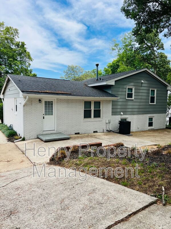 Building Photo - 3415 Carolyn Dr