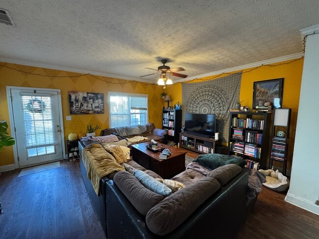 Building Photo - Beautiful East Side Home