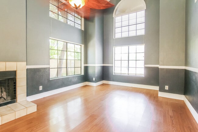 Building Photo - 2033 N Sunset Dr