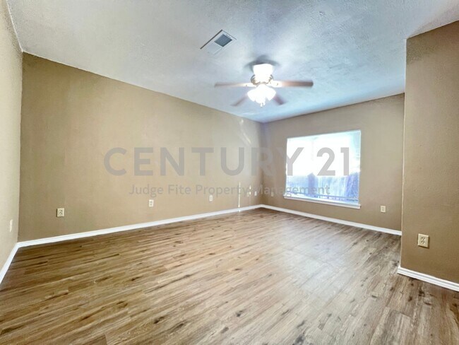 Building Photo - Charming 3/2 in Denton Ready for Move-In!