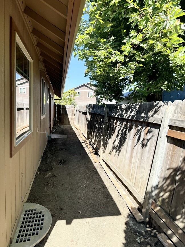 Building Photo - 260 Arnos St