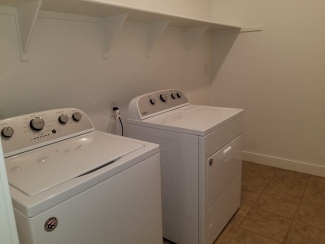 Building Photo - AMAZING TOWNHOME IN MCQUEEN AND OCOTILLO