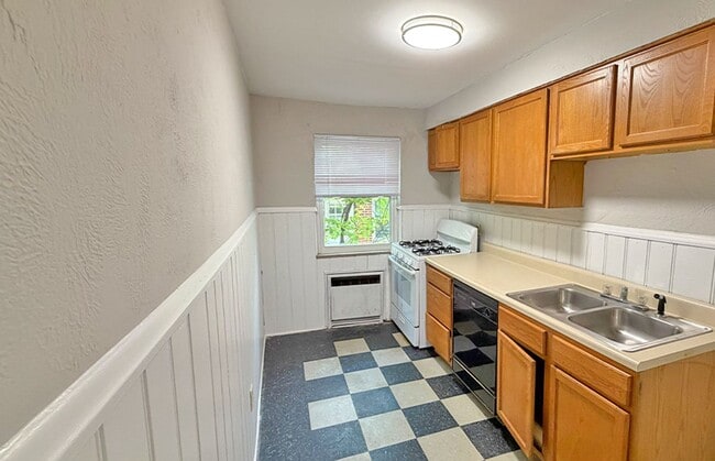 Interior Photo - Lowell 596