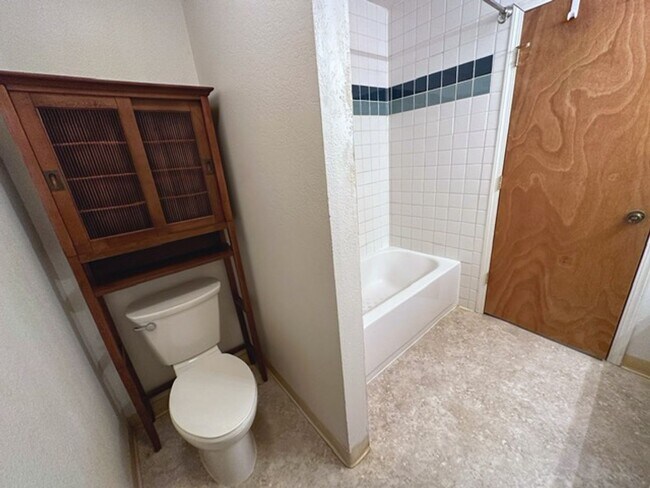 Building Photo - South Anchorage Home with Fenced in Yard & In Unit Laundry