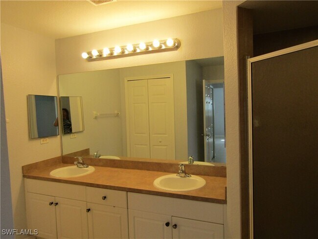 Building Photo - 1529 SW 15th Pl