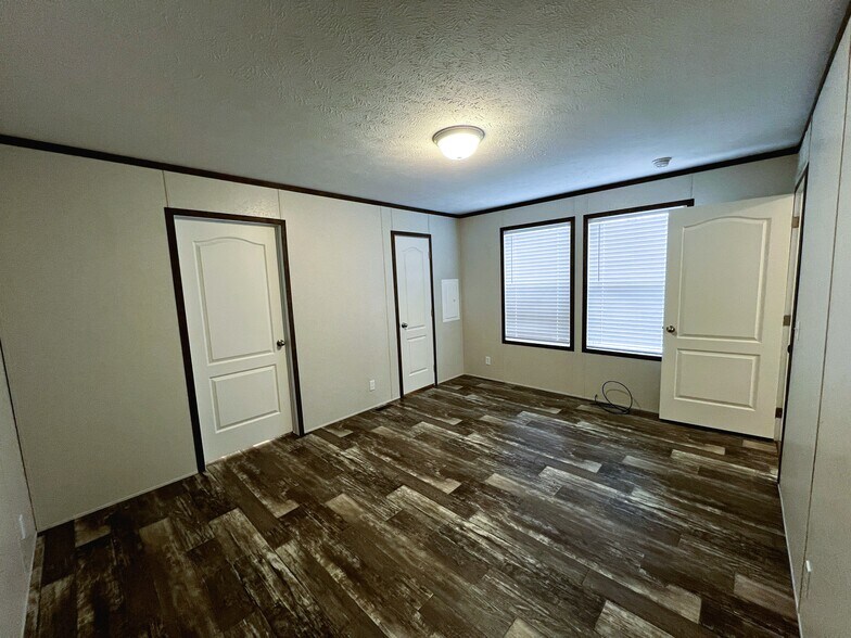 Building Photo - 38055 Leverette Ave