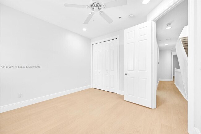 Building Photo - 742 NE 7th Ave