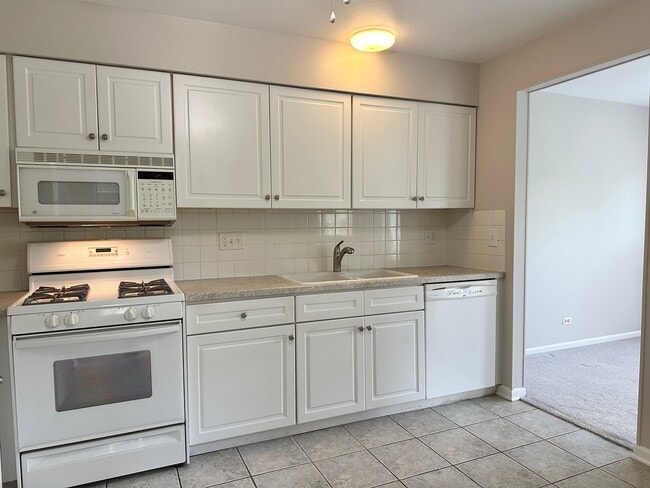 Building Photo - 240 Steeplechase Ct