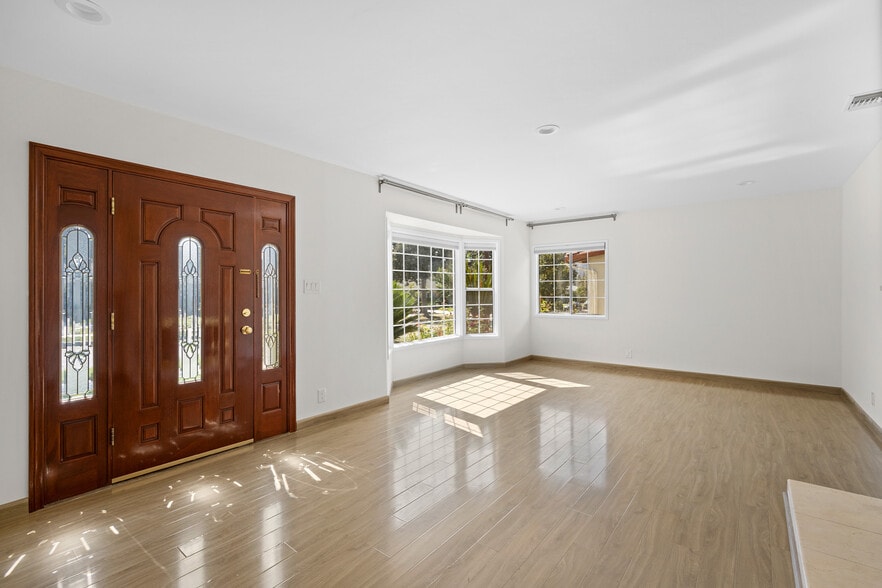 Building Photo - 905 Graynold Ave