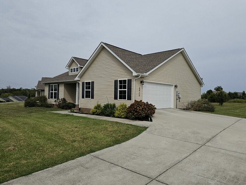 Building Photo - 4905 Cedar Creek Cir