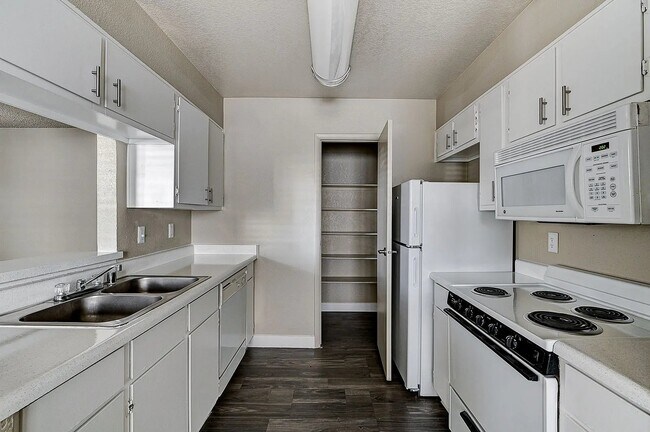Building Photo - 8530 W Sahara Ave