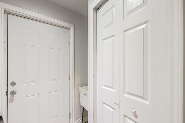 Building Photo - 324 Stratford Ln