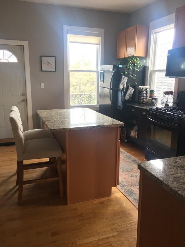 Building Photo - 1236 W Oakdale Ave