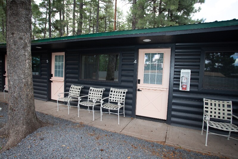 Building Photo - 858 E White Mountain Blvd