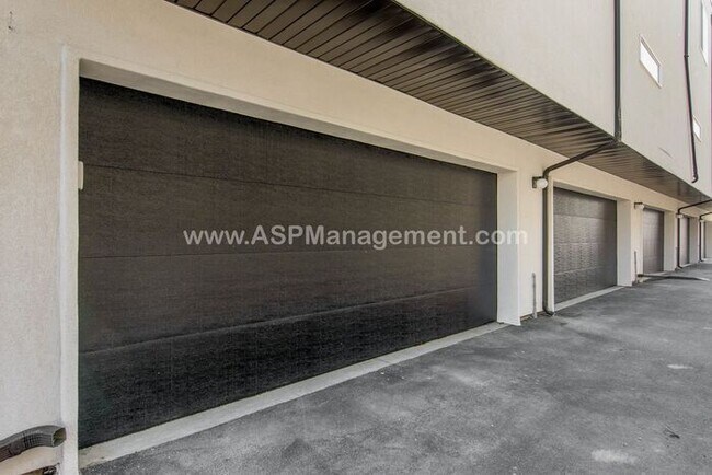 Building Photo - Salt Lake- High-End  3 bed, 3.5 bath Condo