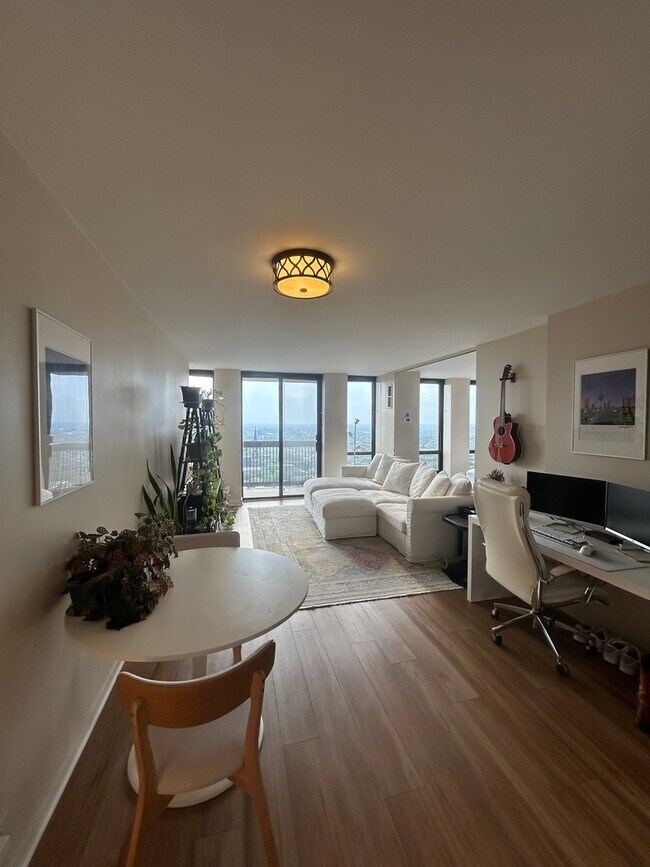 Building Photo - 1660 N La Salle Dr