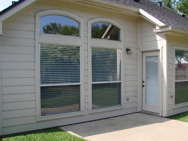 Building Photo - 22434 Cascade Springs Dr