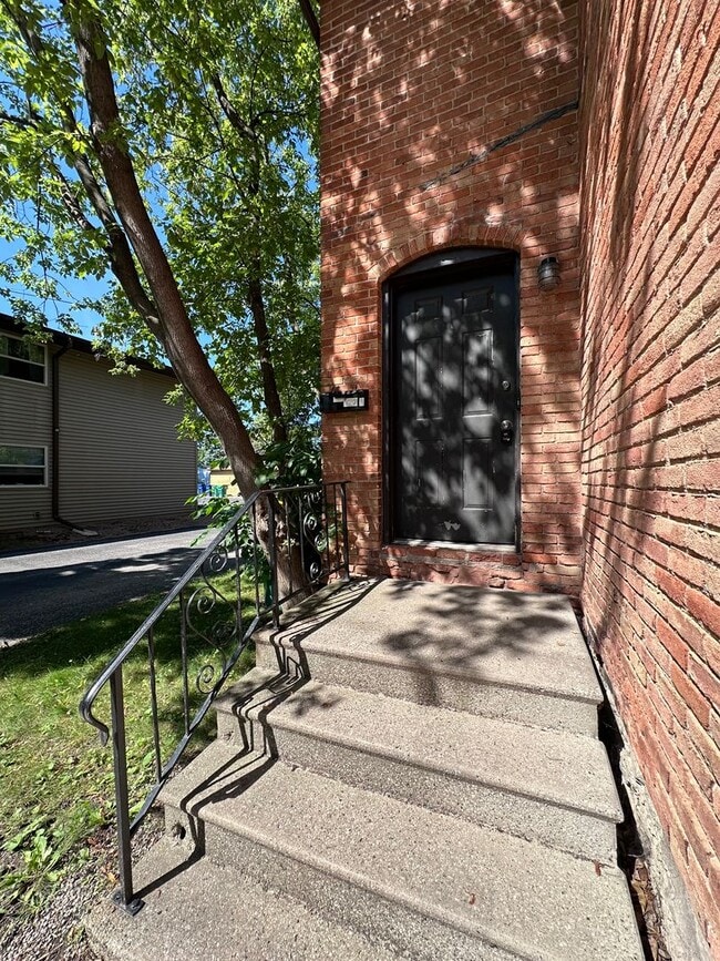 Building Photo - 822 3rd St