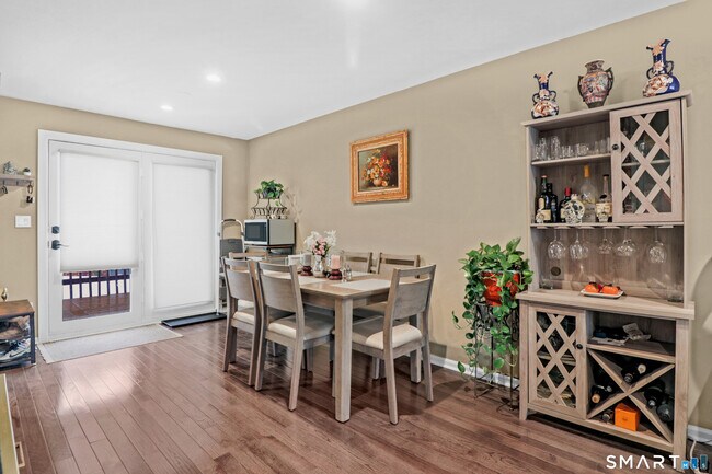 Building Photo - 14 1/2 Fairview Ave