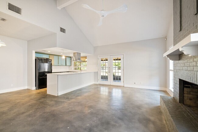 Building Photo - 2025 Monarch Dr