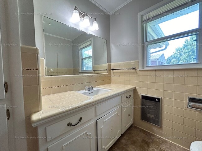 Building Photo - FOR LEASE | Mid-town Tulsa | 3 Bed, 2 Bath...