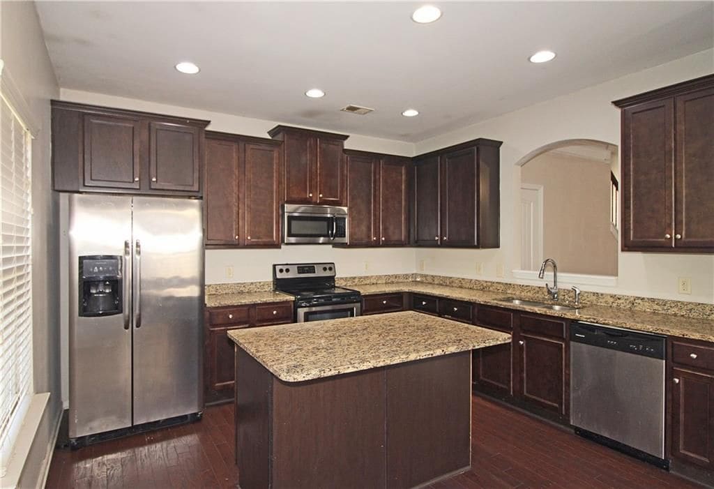 Building Photo - 315 Lakeside Ln