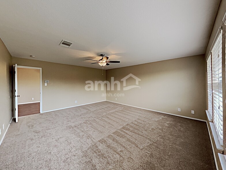 Building Photo - 1303 Range Fld