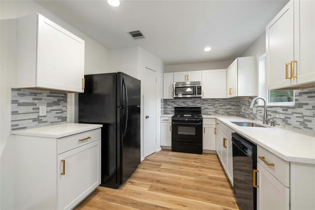 Building Photo - 605 Wild Briar Cv