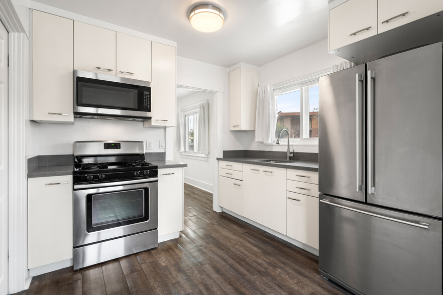 Kitchen - 615 S Grevillea Ave