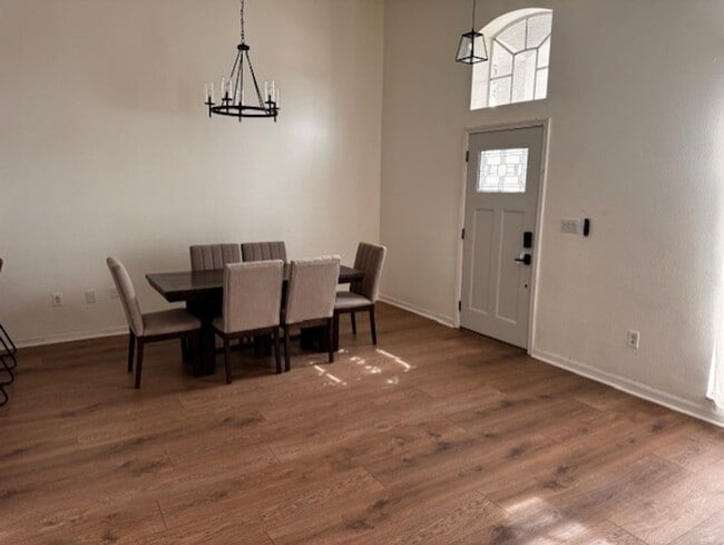 Building Photo - Beautiful 3 bedroom 2 bathroom home availa...