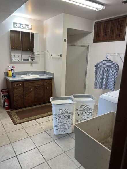 Downstairs Bathroom / Laundry - 1223 W Bellwood Dr
