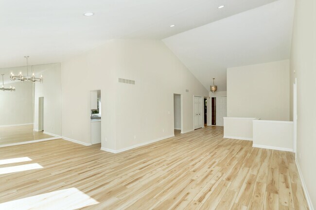 Building Photo - 37743 Avon Ln