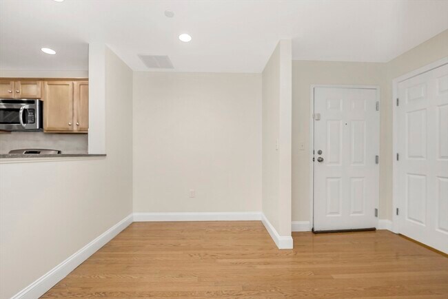 Building Photo - 120 Wyllis Ave