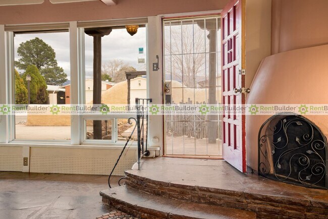 Building Photo - 1301 Alvarado Dr NE