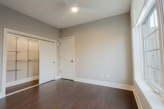 Building Photo - 2050 N Clark St