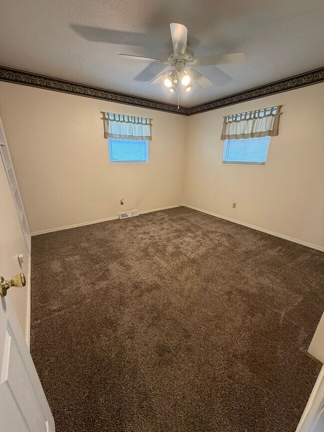 Building Photo - 3 Bedroom | 1 Bathroom | 2 Car Garage | Springfield MO!